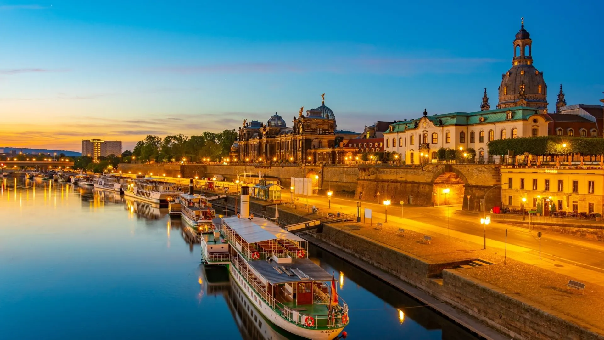 dresden terrassenufer abends beleuchtet